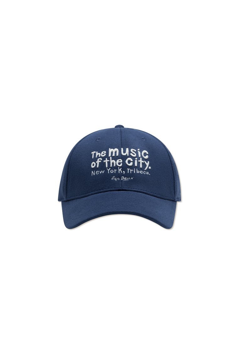 Dunkelblaue Baseballmütze mit besticktem Text: "Die Musik der Stadt. New York, Tribeca." Weicher Stoff, gebogener Schirm, verstellbarer Riemen.