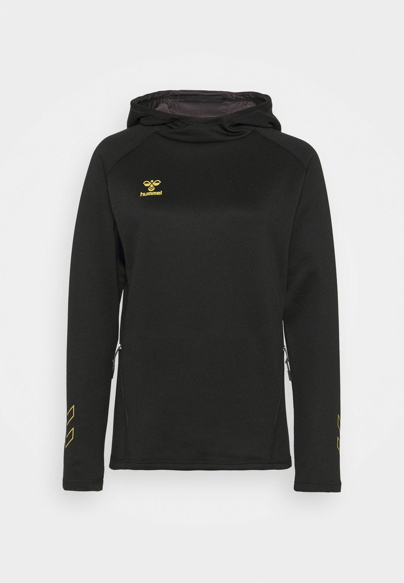 Schwarzer Kapuzenpullover mit langen Ärmeln, gelbem hummel-Logo auf der Brust, gelben Chevron-Details an den Ärmeln und seitlichen Reißverschlusstaschen.