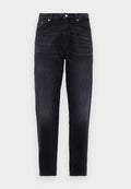 Schwarze Slim-Fit-Jeans mit fünf Taschen, Knopf vorne und dezenten Ausbleichungen an den Oberschenkeln, vor einem weißen Hintergrund präsentiert.