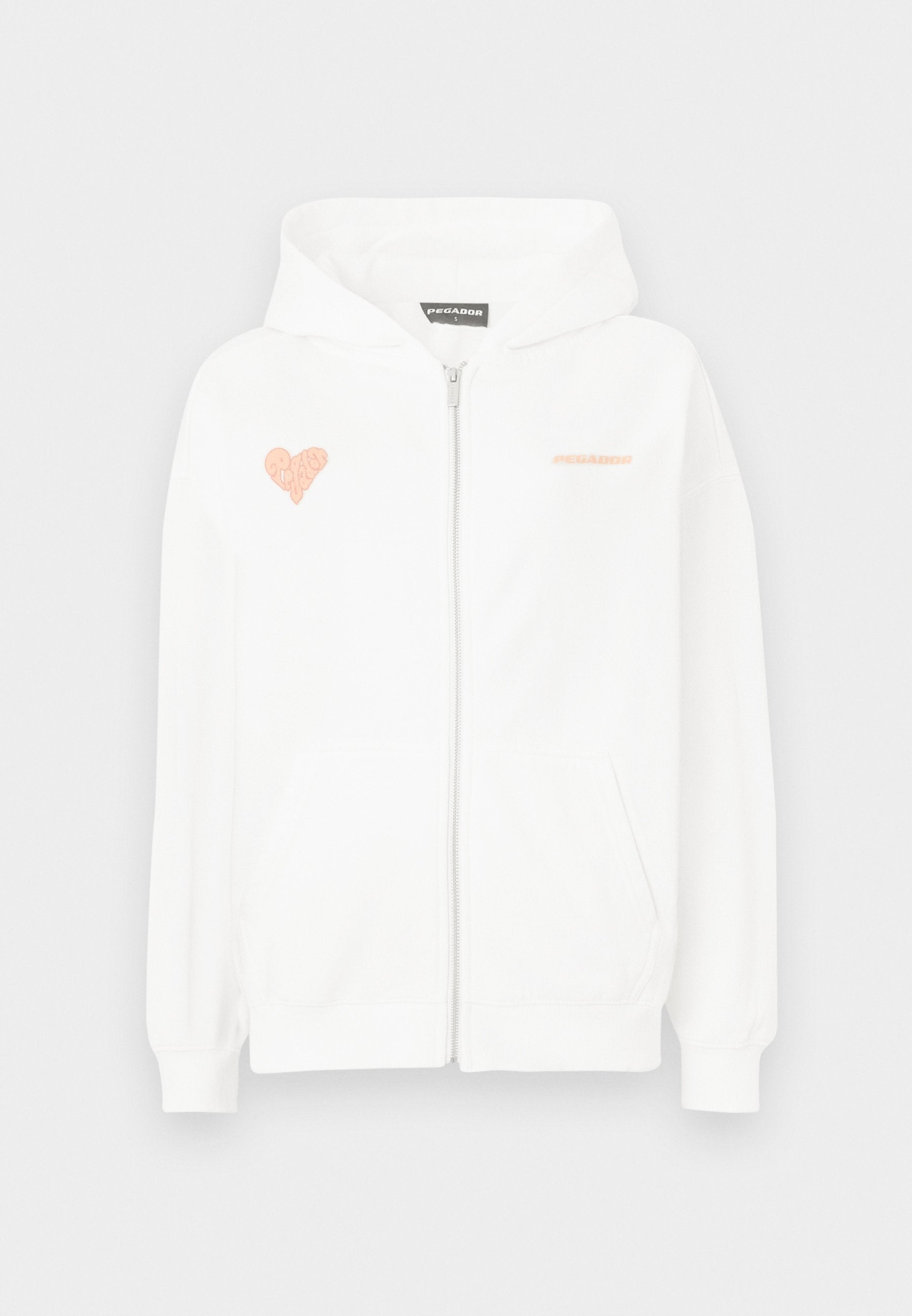 Weiße Kapuzenjacke aus weichem Stoff, mit einem pinkfarbenen Herzgraphic auf der linken Brust und dem Markennamen "PEGADOR" in Pink auf der rechten Seite.