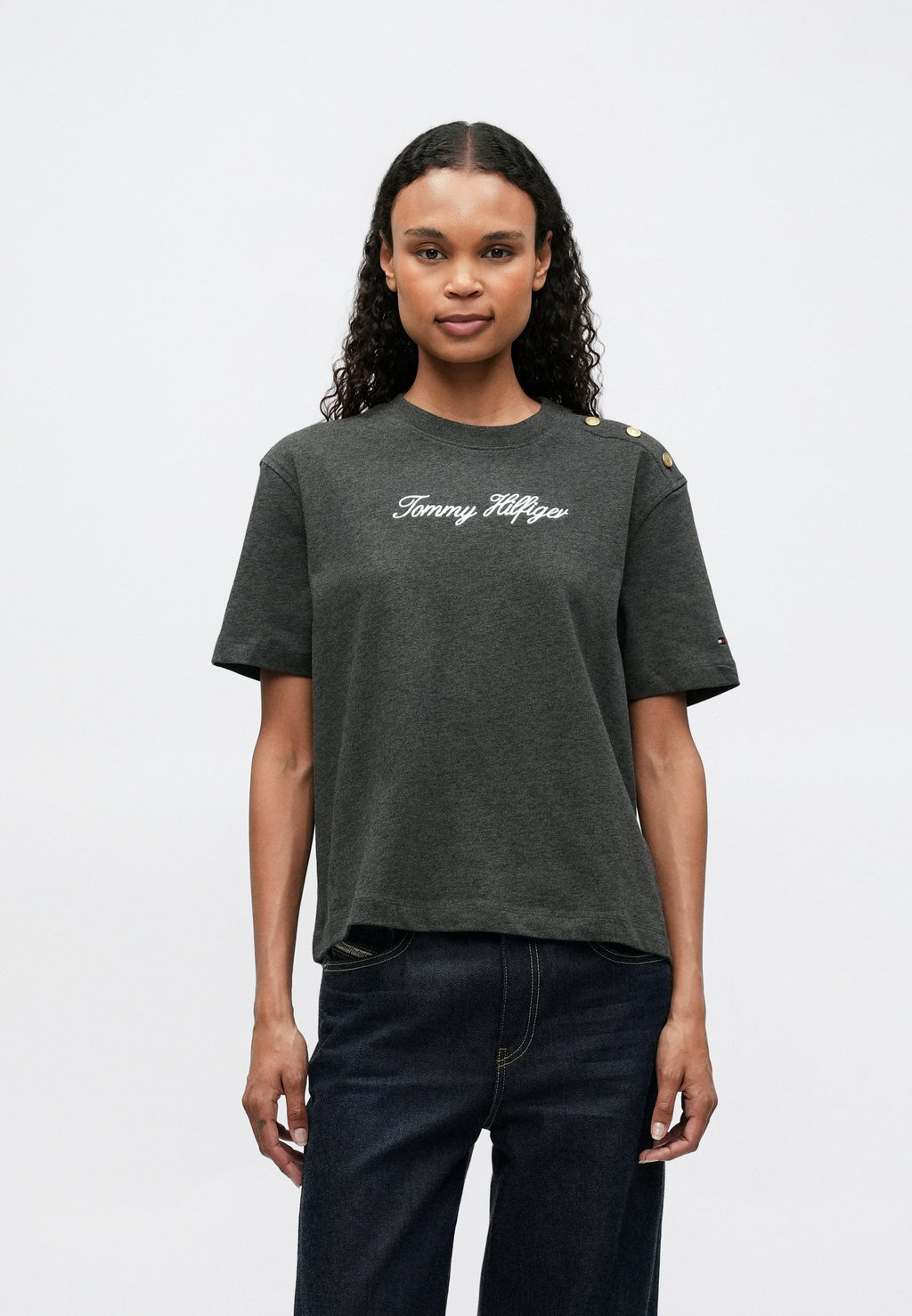 GOLD-TONE BUTTON LOGO EMBROIDERY RELAXED T-SHIRT Media 3