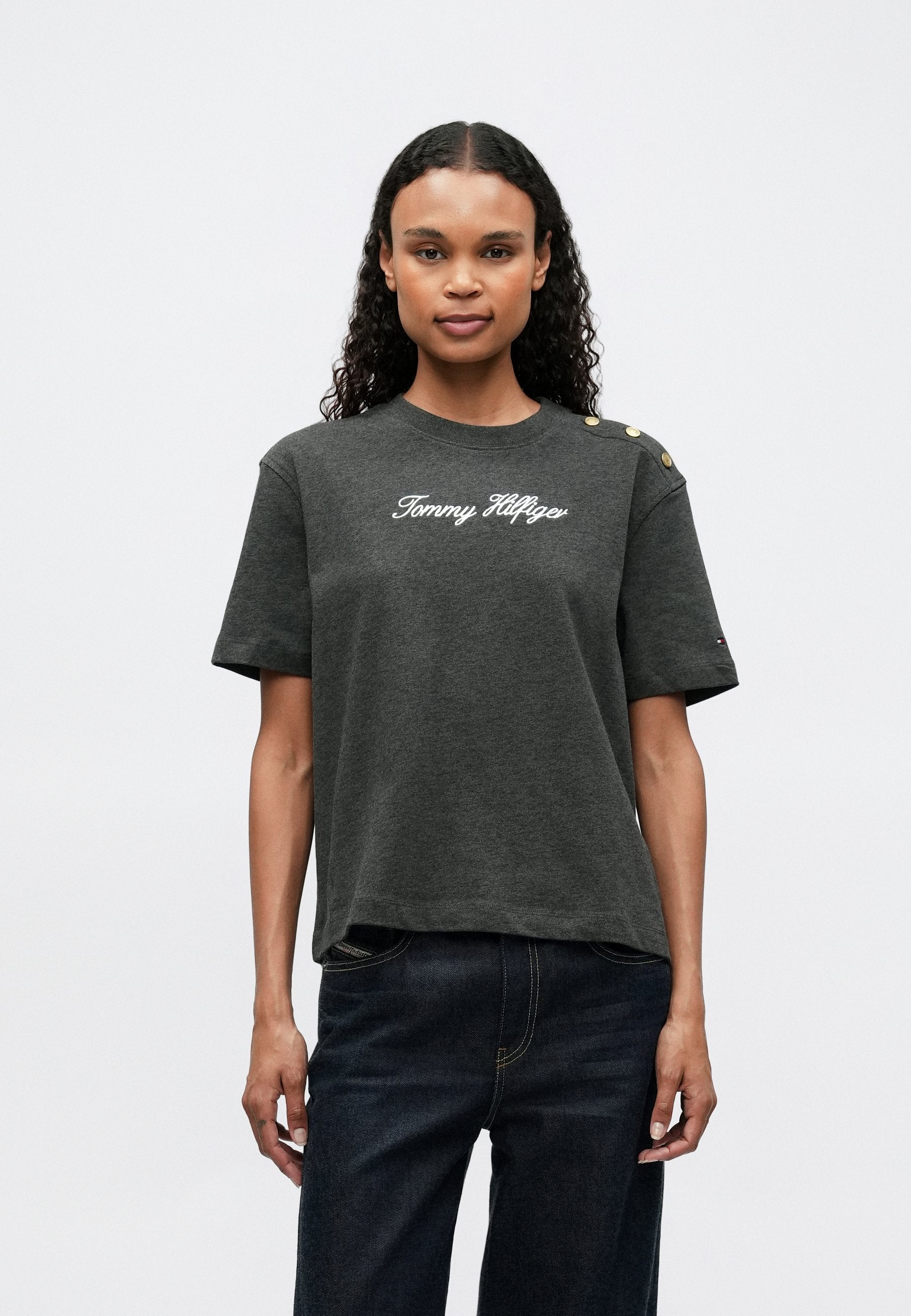 GOLD-TONE BUTTON LOGO EMBROIDERY RELAXED T-SHIRT Media 3