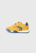 Gelbe Sport-Schuhe mit Klettverschlüssen, blauen Akzenten, strukturiertem Gummisohle und gepolstertem Kragen für zusätzlichen Komfort.