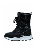 Schwarzer Winterschuh bis zur Mitte der Wade mit gepolstertem Obermaterial, dicker, strukturierter weißer Sohle, vorderer Schnürung und Zugschlaufe auf der Rückseite.