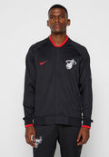 Schwarze Sportjacke mit roten Akzenten, ausgestattet mit einem Reißverschluss vorne, gerippten Bündchen und einem Logo auf der linken Brust. Glattes, leichtes Material.
