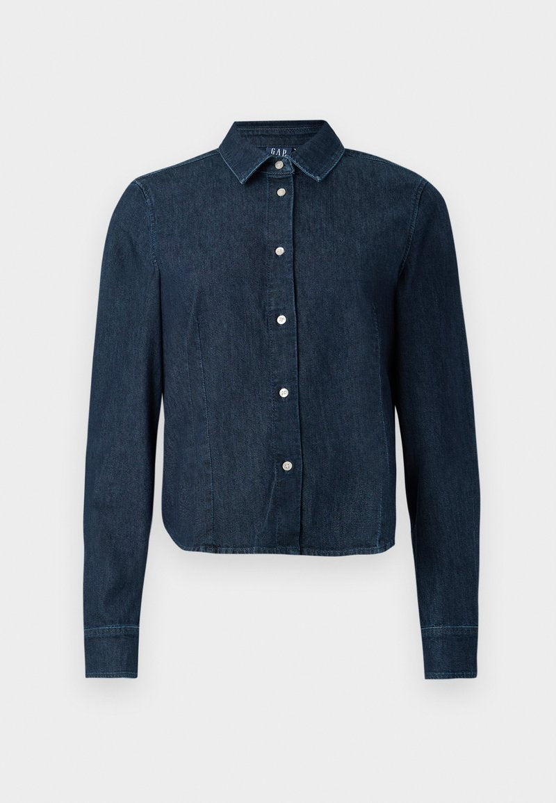 Dunkelblaue Jeanshemd mit spitzem Kragen, langen Ärmeln und durchgehender Knopfleiste mit silbernen Knöpfen sowie einem verkürzten Saum.