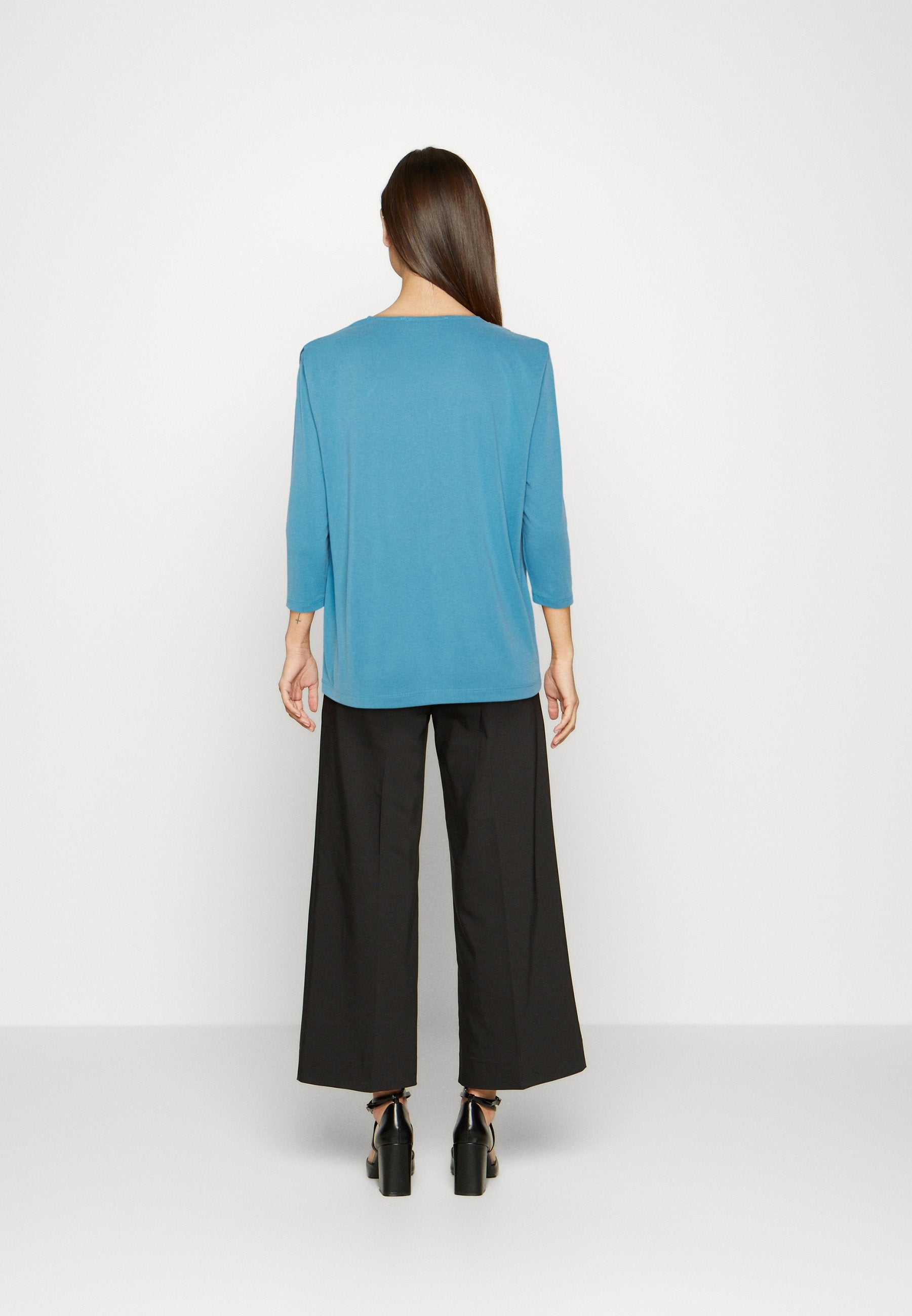 Expresso PLEAT SHOULDER DETAIL
