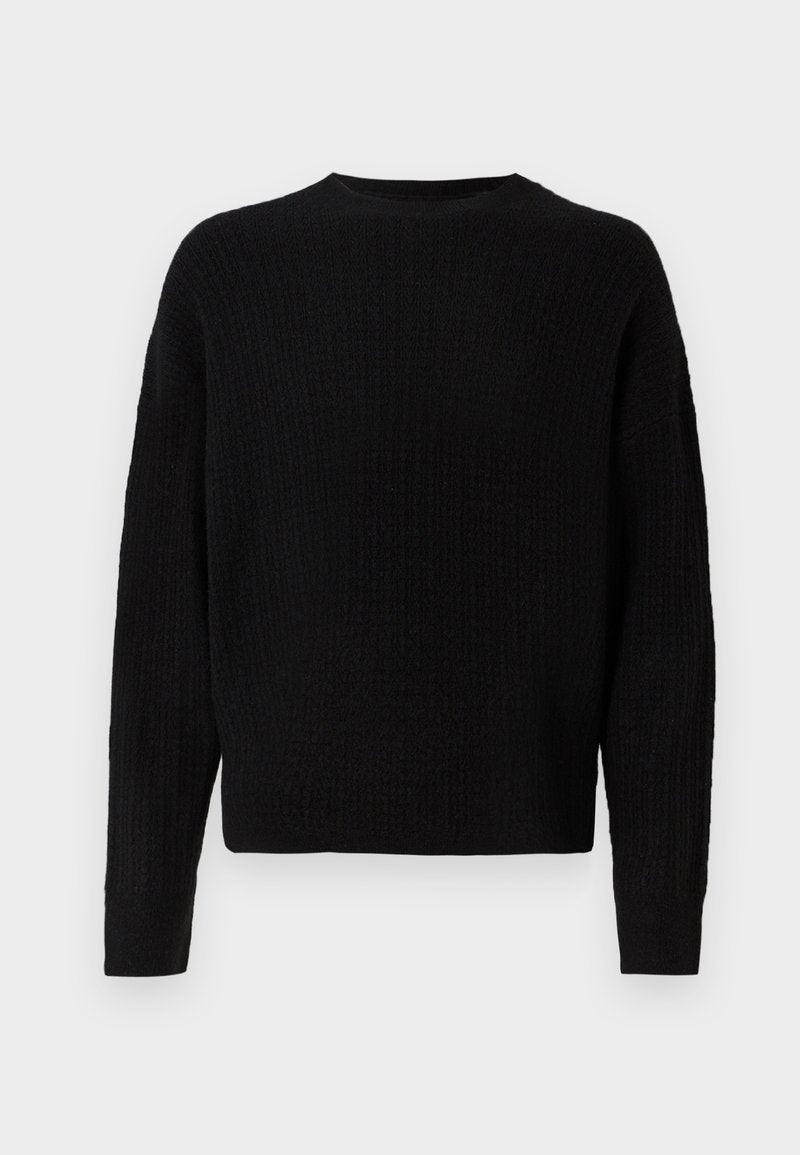 Schwarzer Strickpullover mit rundem Hals, langen Ärmeln und gerippter Textur. Schlichtes Design, dickes Material und leicht lockere Passform.
