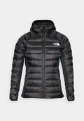 Schwarze Pufferjacke mit Reißverschluss vorne, Kapuze und abgestepptem Design. Mit einem Logo auf der Brust und kontrastierenden Stoffen an den Seiten.