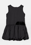 Schwarzes ärmelloses Kleid mit glatter Textur, geraffter Taille und einem Samtschleifen-Akzent an der Seite, mit rundem Ausschnitt.