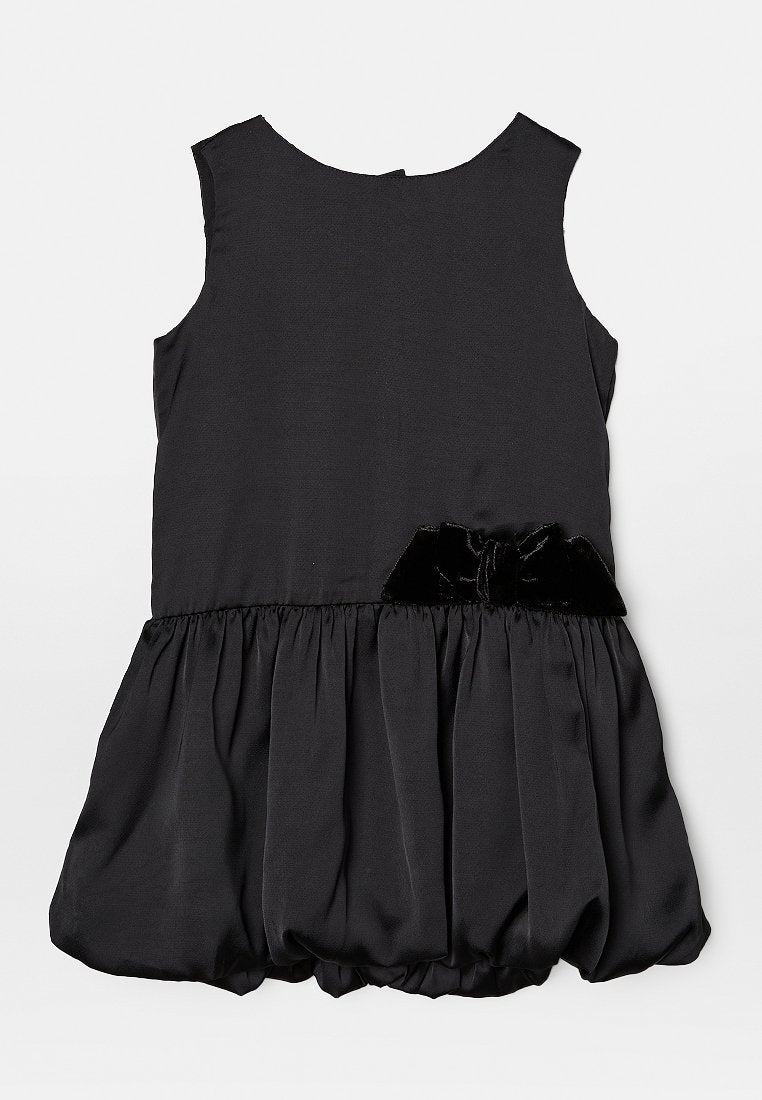 Schwarzes ärmelloses Kleid mit glatter Textur, geraffter Taille und einem Samtschleifen-Akzent an der Seite, mit rundem Ausschnitt.