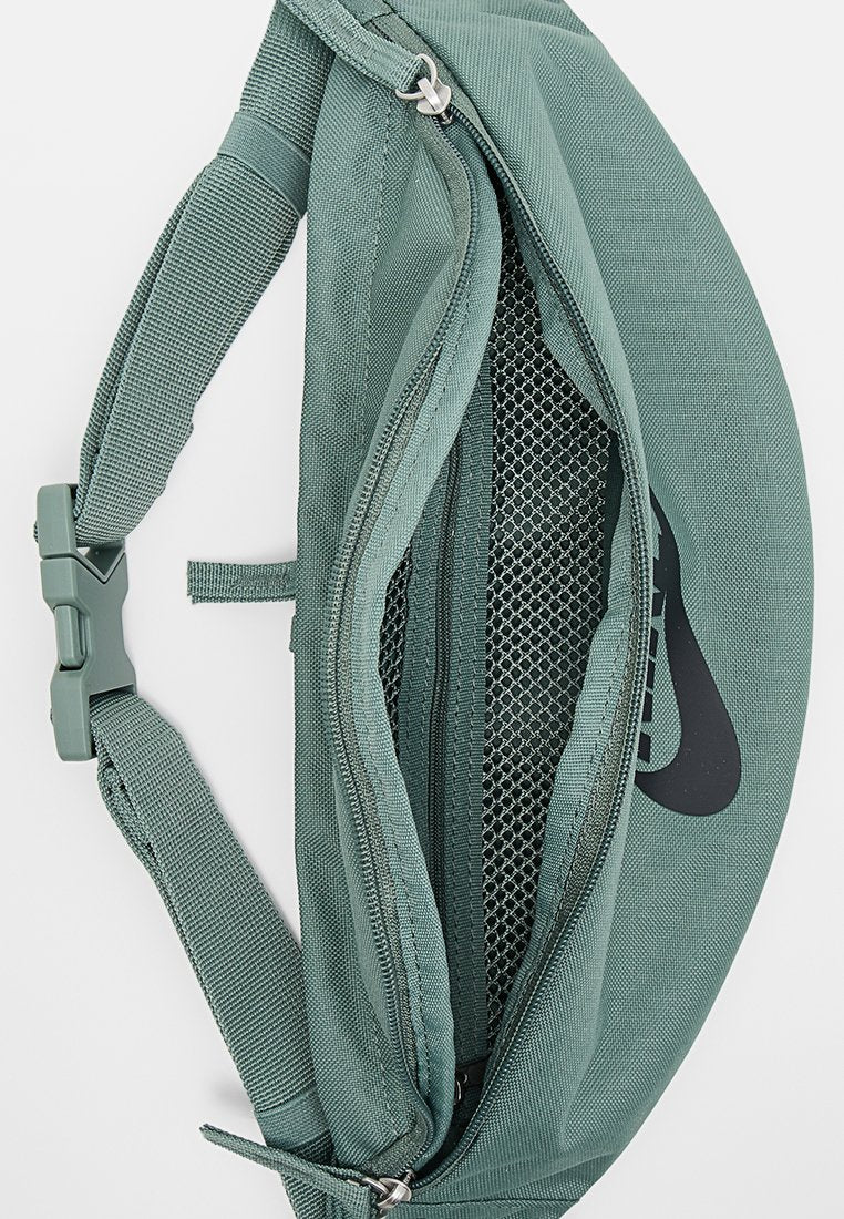Nike Sportswear HERITAGE