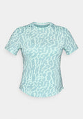 Helles blaues Kurzarm-T-Shirt mit einem gemusterten Design in unterschiedlichen Schattierungen. Rundhalsausschnitt, weicher Stoff und lockere Passform.