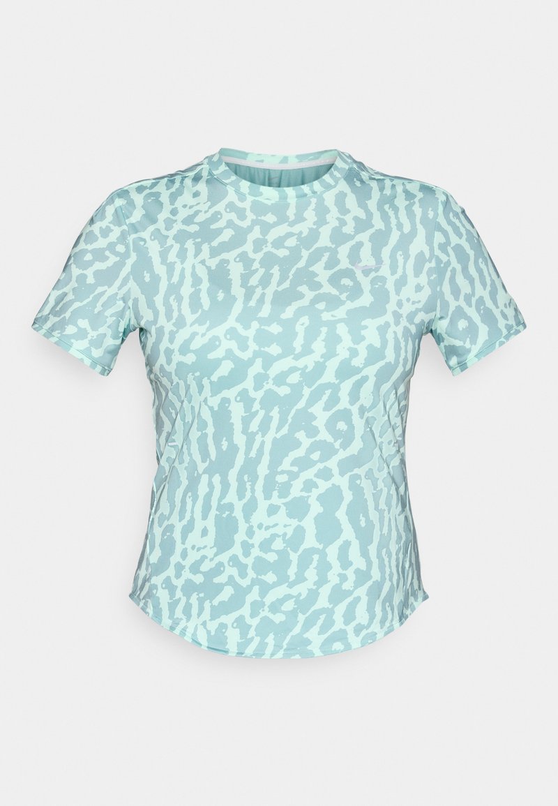 Helles blaues Kurzarm-T-Shirt mit einem gemusterten Design in unterschiedlichen Schattierungen. Rundhalsausschnitt, weicher Stoff und lockere Passform.