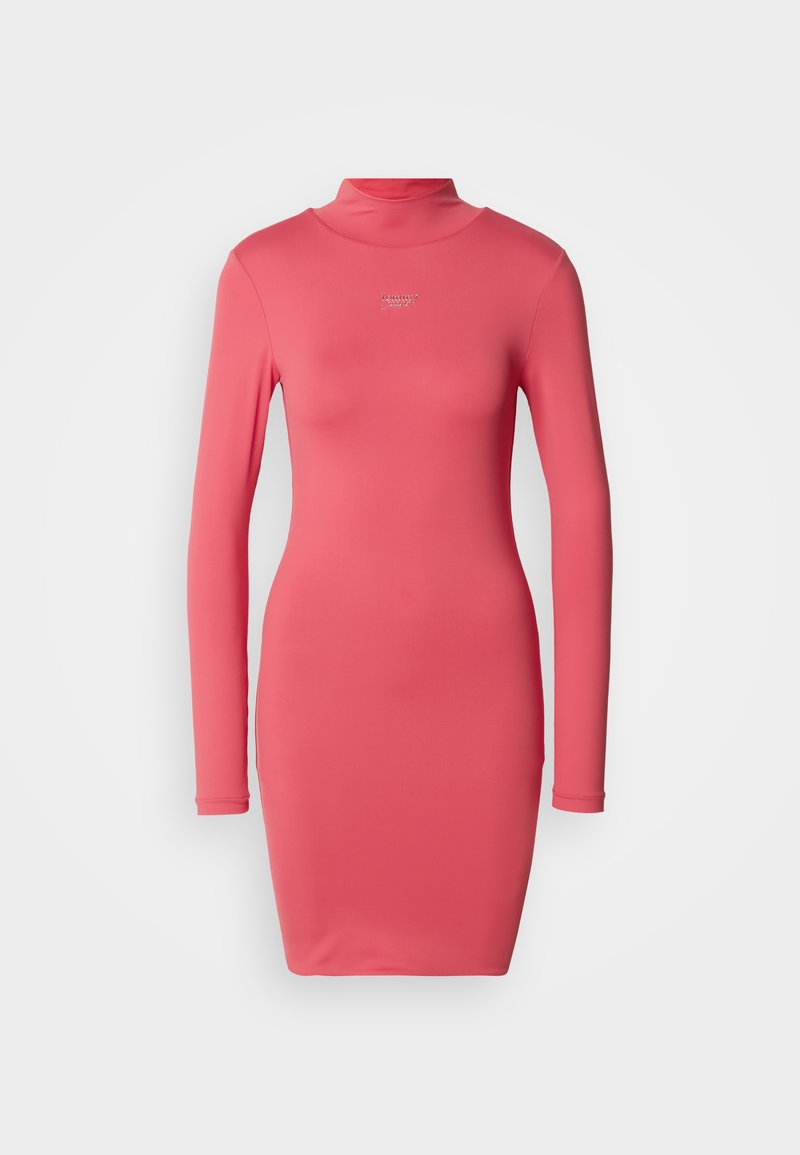 Enganliegendes Langarmkleid in leuchtendem Pink, aus glattem Stoff, mit hohem Kragen und minimalistischer Logodetail am Ausschnitt.