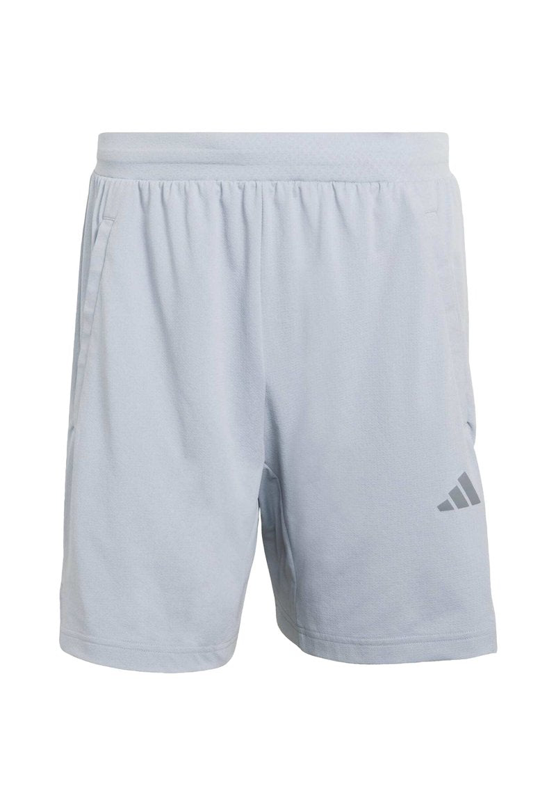 Hellblaue Sportshorts aus weichem Stoff mit elastischem Bund, seitlichen Taschen und einem grauen Adidas-Logo am unteren linken Bein.