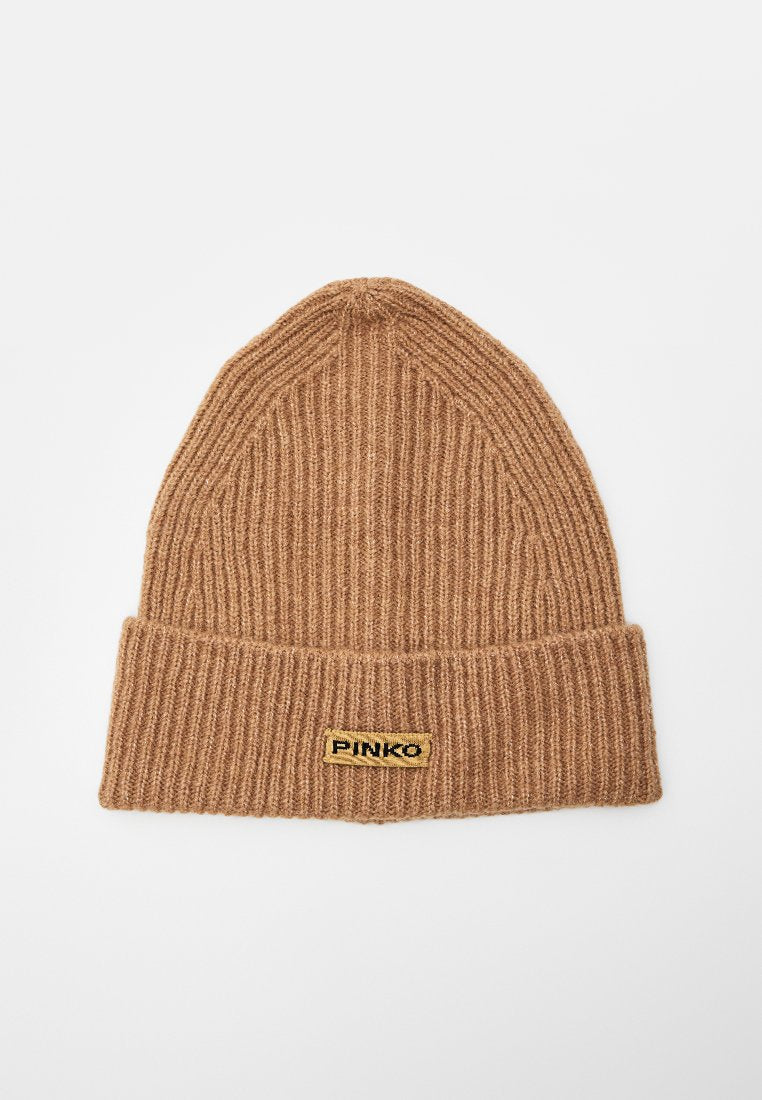 Braune gerippte Strickmütze mit umgeschlagenem Bündchen, das ein kleines rechteckiges Etikett mit der Aufschrift "PINKO" in schwarzer Schrift auf gelbem Hintergrund trägt.