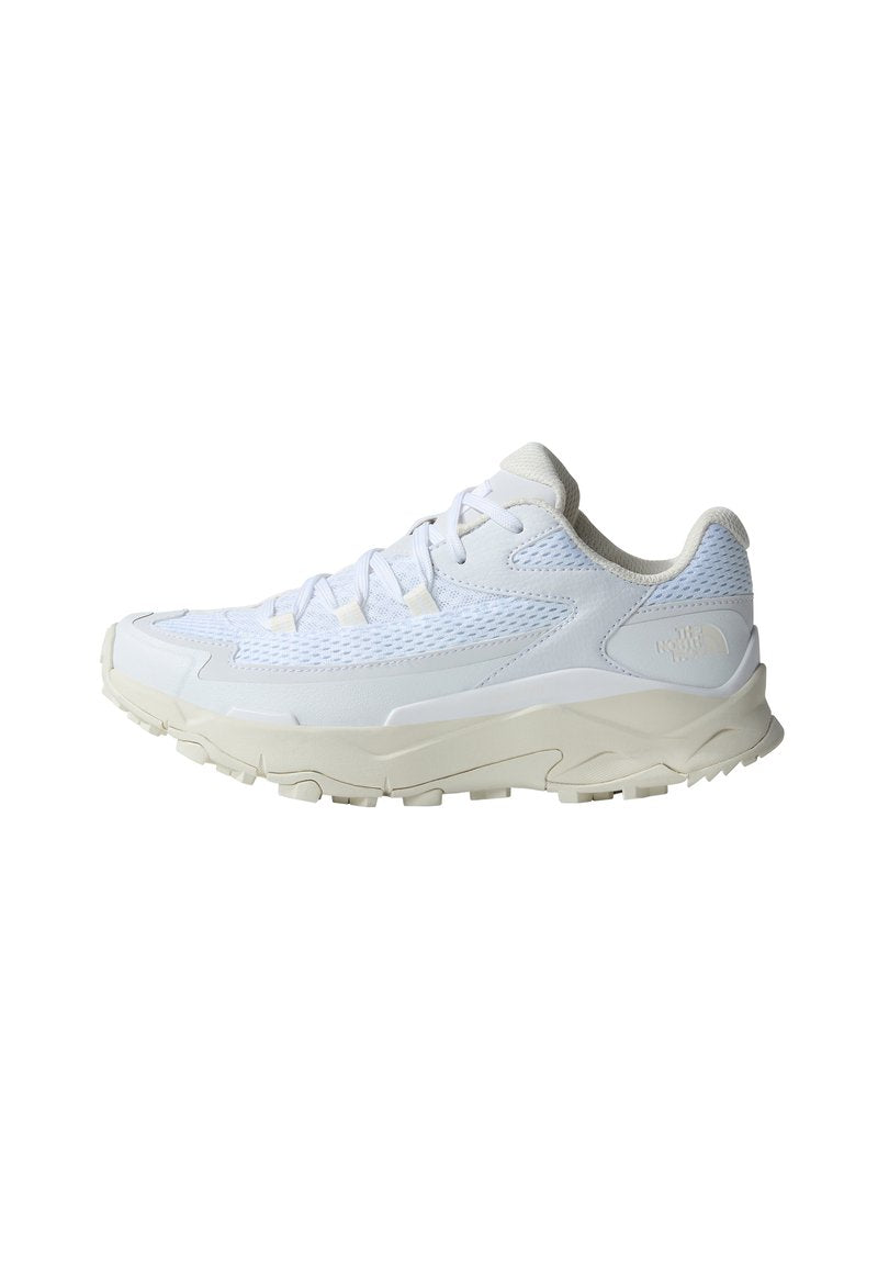 Weiße Sportschuh mit Obermaterial aus Mesh und Synthetik, strukturiertem Sohle, runder Zehenform und flachen Schnürsenkeln. Verfügt über hellgraue Akzente und Markenlogo.