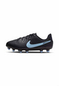 Schwarze Nike-Fußballschuhe mit einem strukturierten Obermaterial aus Leder, hellblauen Logoakzenten und schmutzabweisenden Stollen, die für Traktion auf Rasenflächen ausgelegt sind.