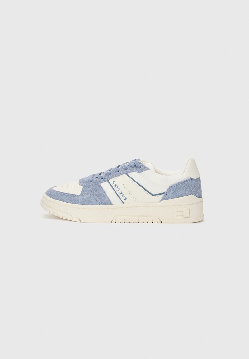Weiße und hellblaue Sneaker aus Wildleder und Leder, mit einem Design mit drei Streifen, gepolsterter Ferse und einer strukturierten Gummisohle.