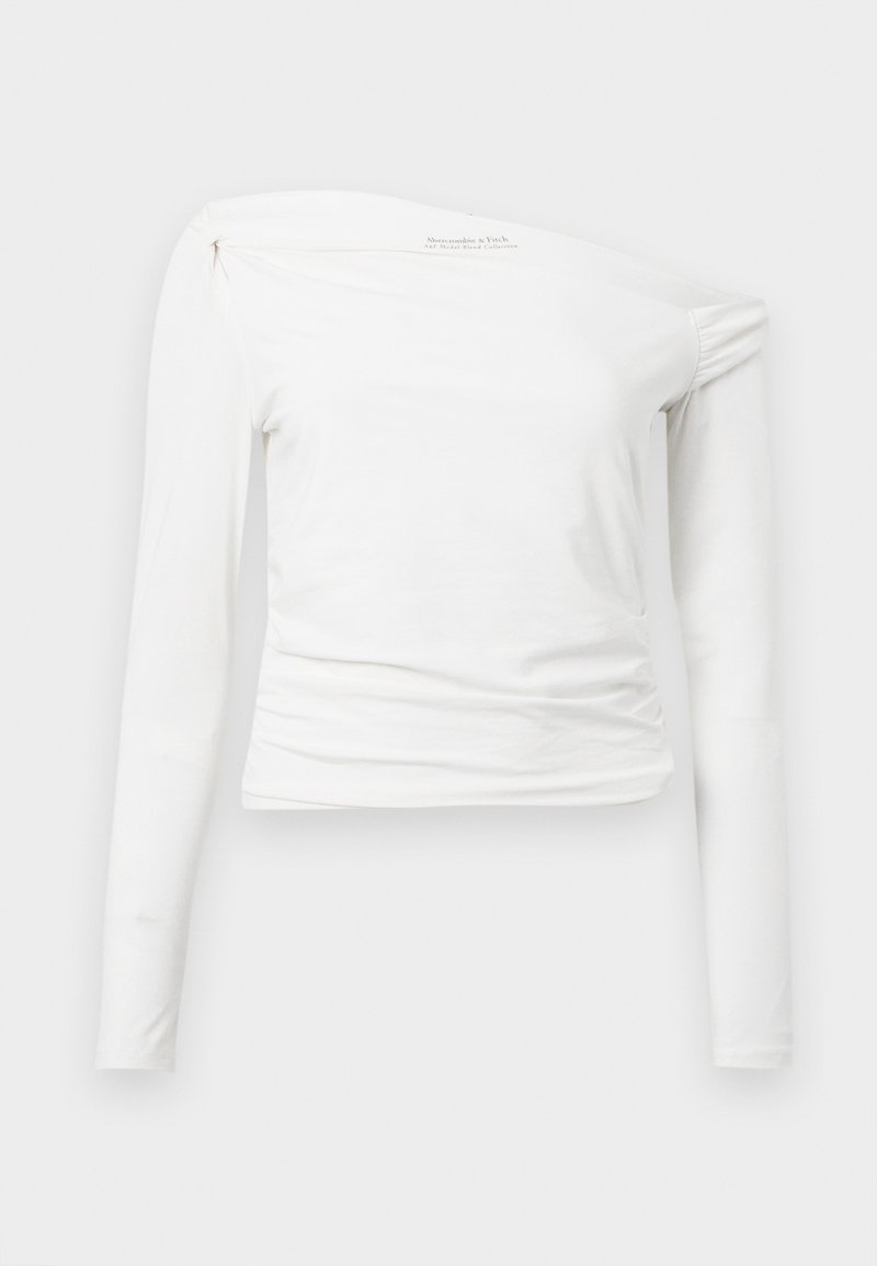 Weißes Langarmoberteil mit einem schulterfreien Design, glattem Stoff, Raffung am Schulterbereich und taillierter Silhouette.