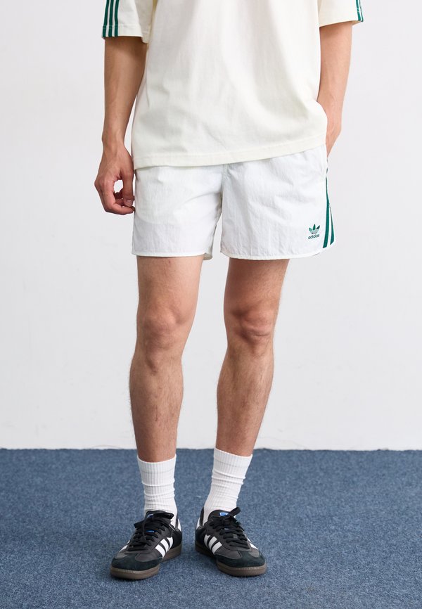 adidas Originals SPRINTER - Shorts - off white/collegiate green