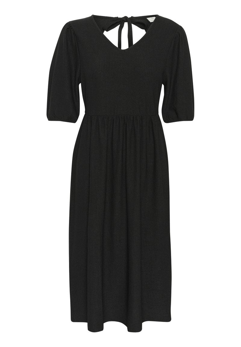 Schwarzes Midi-Kleid mit kurzen Puffärmeln, einem V-Ausschnitt und einem Bindeband auf der Rückseite. Der Stoff hat eine strukturierte Oberfläche und eine fließende Form.