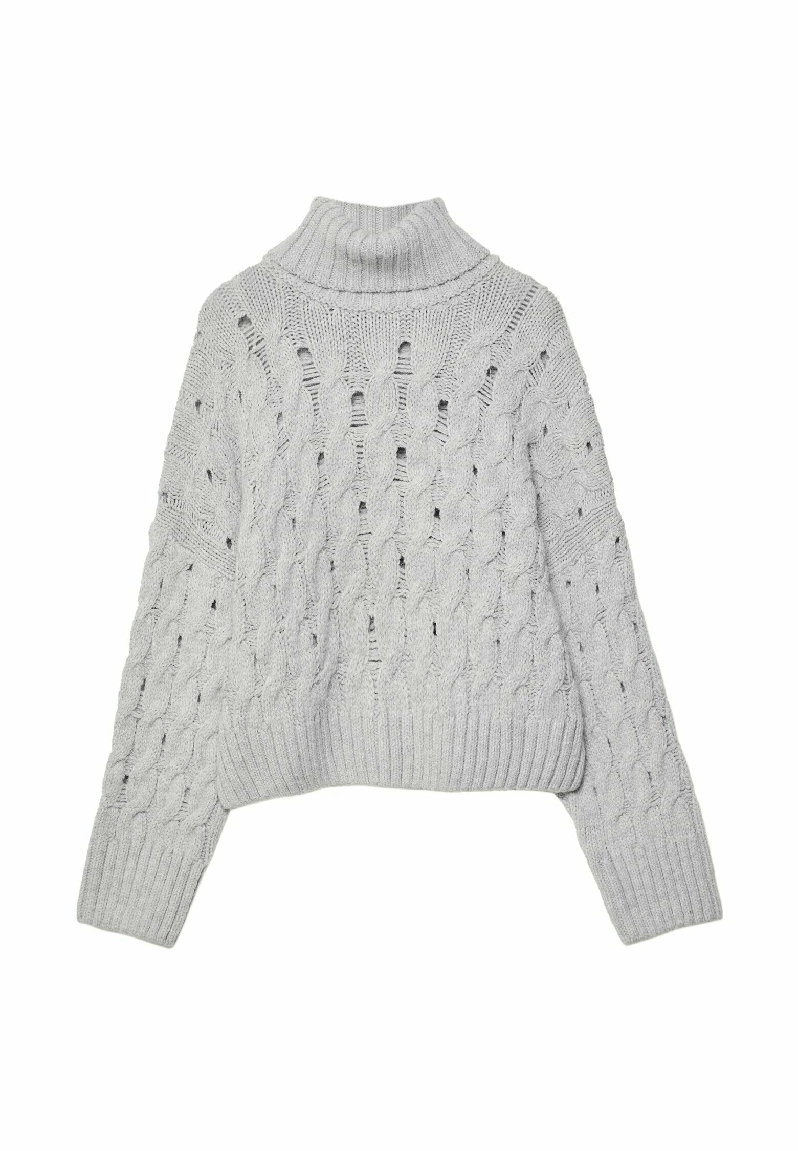 Hellgrauer, grob gestrickter Pullover mit hohem Rollkragen, der ein offenes Zopfmuster sowie gerippte Bündchen und Saum aufweist.
