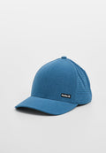 Blaues Baseballcap aus strukturiertem Stoff mit perforierten Elementen, einem gebogenen Schirm und einem schwarzen Logoschild auf der Vorderseite.