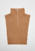 Tan gestrickter ärmelloser Pullover vorne mit hohem Kragen und halbem Reißverschluss auf einfachem weißem Hintergrund.