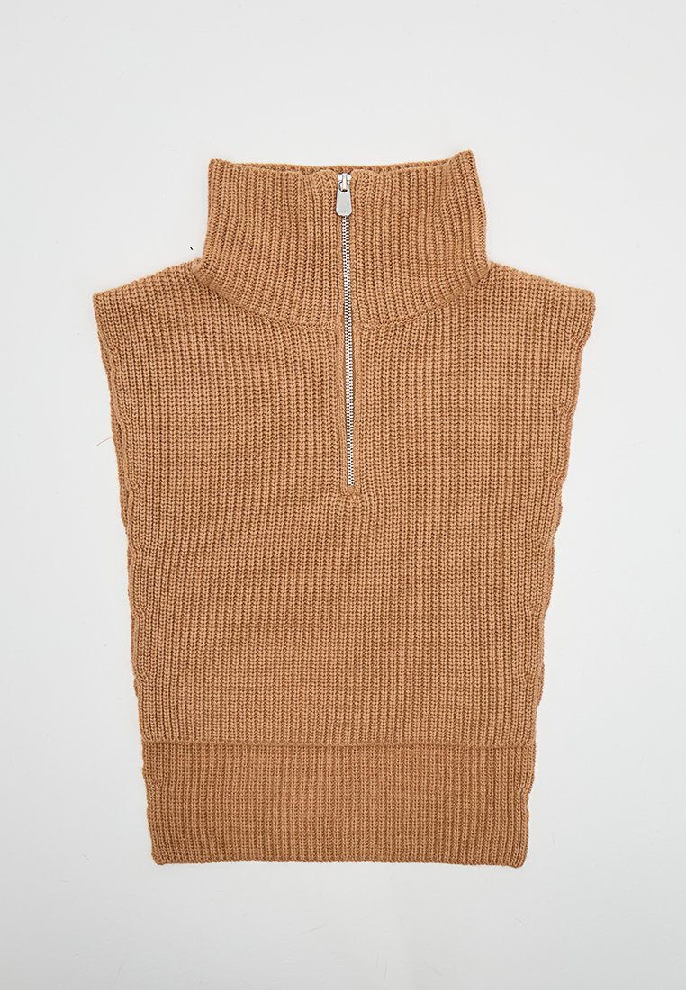 Tan gestrickter ärmelloser Pullover vorne mit hohem Kragen und halbem Reißverschluss auf einfachem weißem Hintergrund.