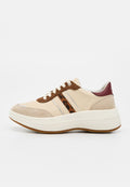 Beiger Sneaker mit weißer Sohle, braunen Wildlederdetails, Leoparden-Print seitlich, weißen Schnürsenkeln und bordeauxrotem Fersenlasche.
