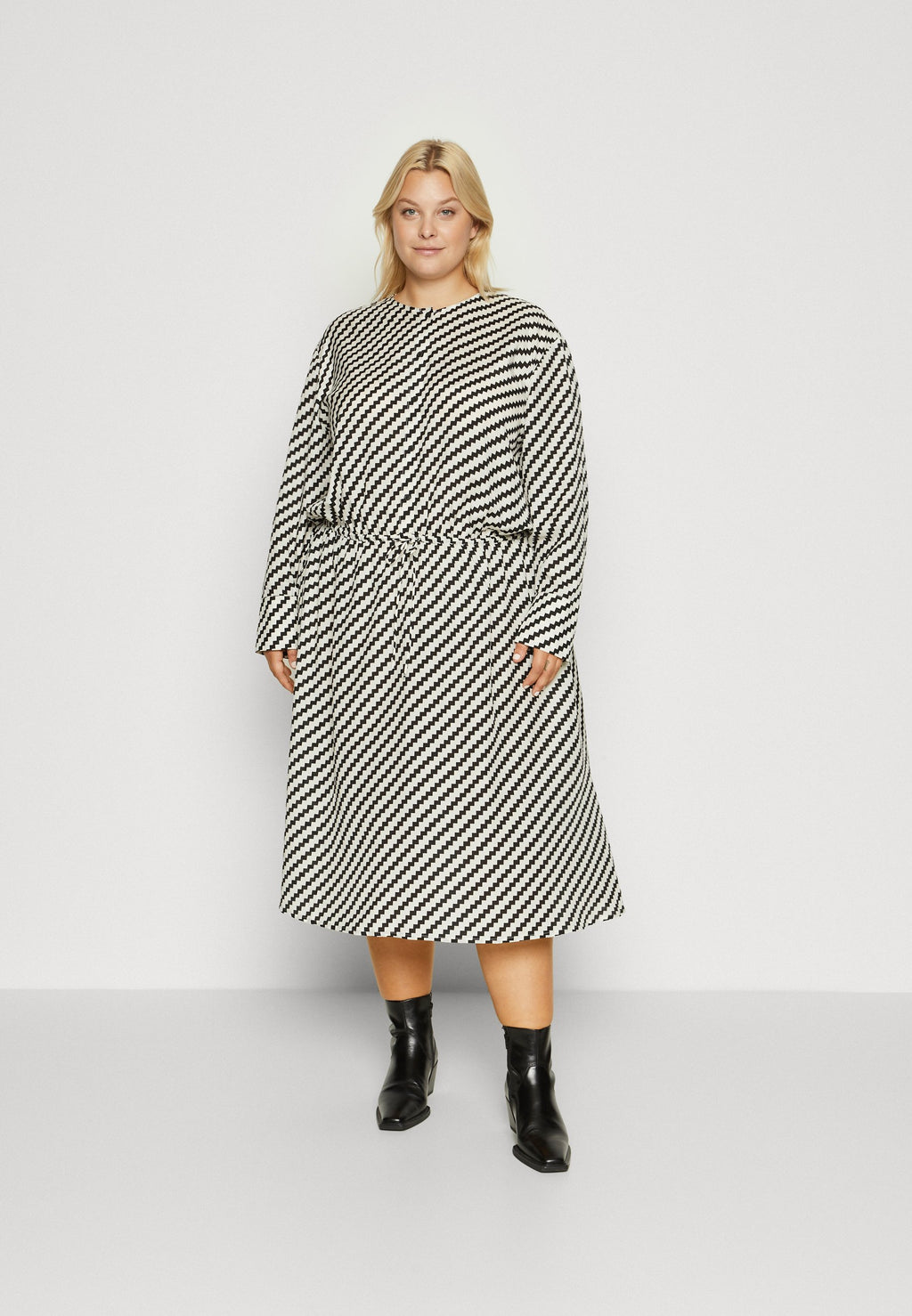 ZIGZAG WAISTED MIDI DRESS Media 3