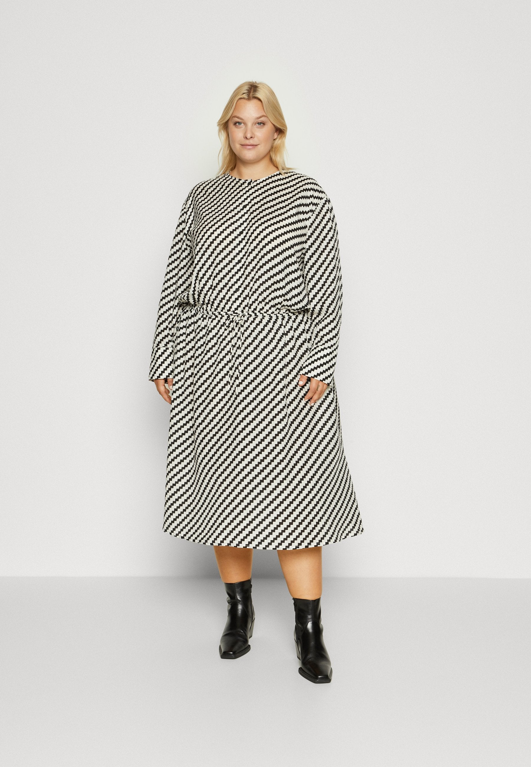 ZIGZAG WAISTED MIDI DRESS Media 3