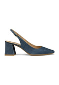 Slingback-Schuh aus dunkelblauem Wildleder mit spitz zulaufender Schuhspitze, quadratischem Blockabsatz und verstellbarem Knöchelriemen. Glatte Textur und minimale Details.