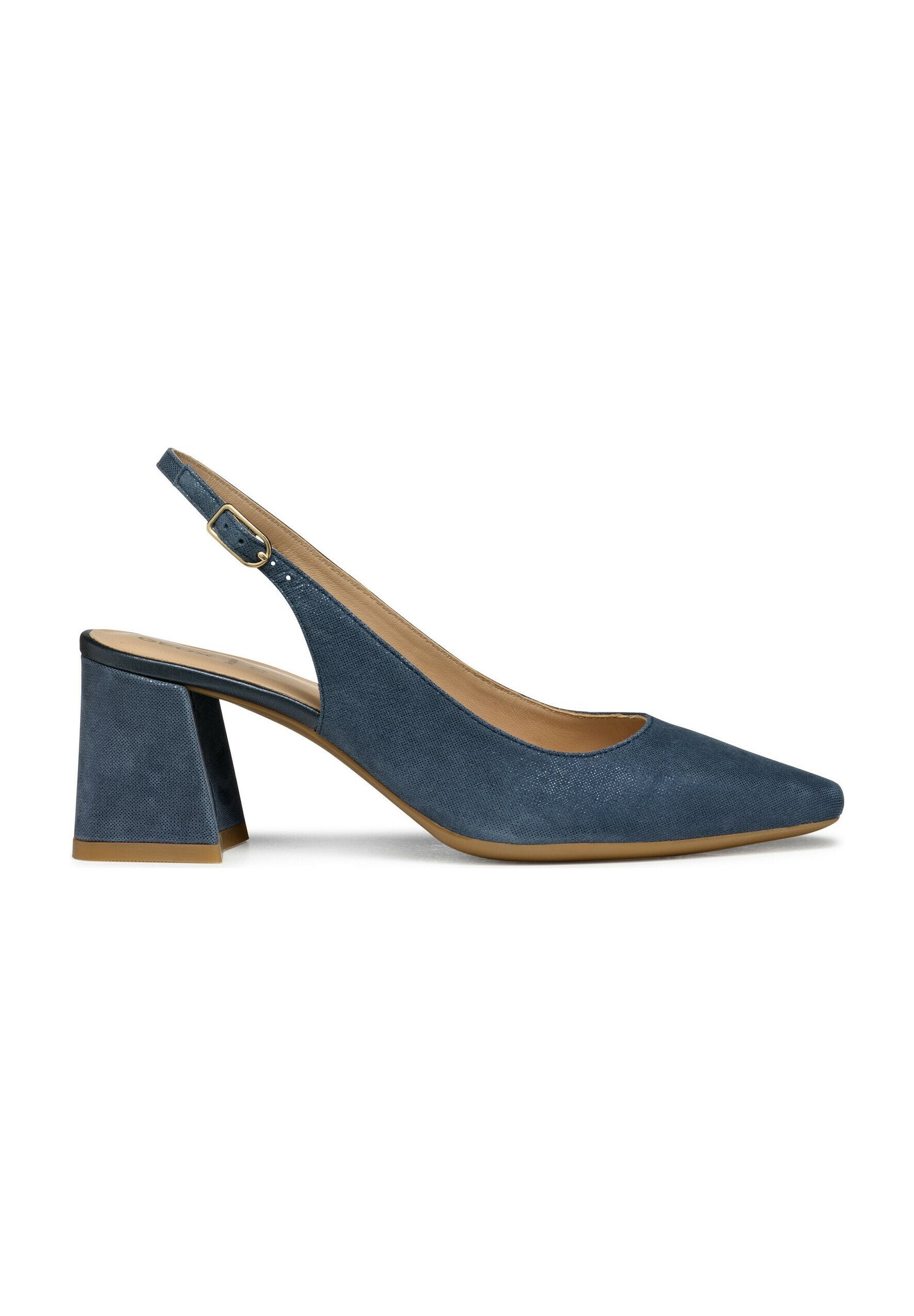 Slingback-Schuh aus dunkelblauem Wildleder mit spitz zulaufender Schuhspitze, quadratischem Blockabsatz und verstellbarem Knöchelriemen. Glatte Textur und minimale Details.