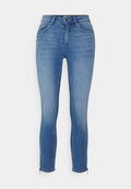 Blaue Jeans aus Denim mit schlanker Passform, ausgestattet mit einem Reißverschlussdetail am Knöchel, Fünf-Taschen-Design und mittelhohem Bund.