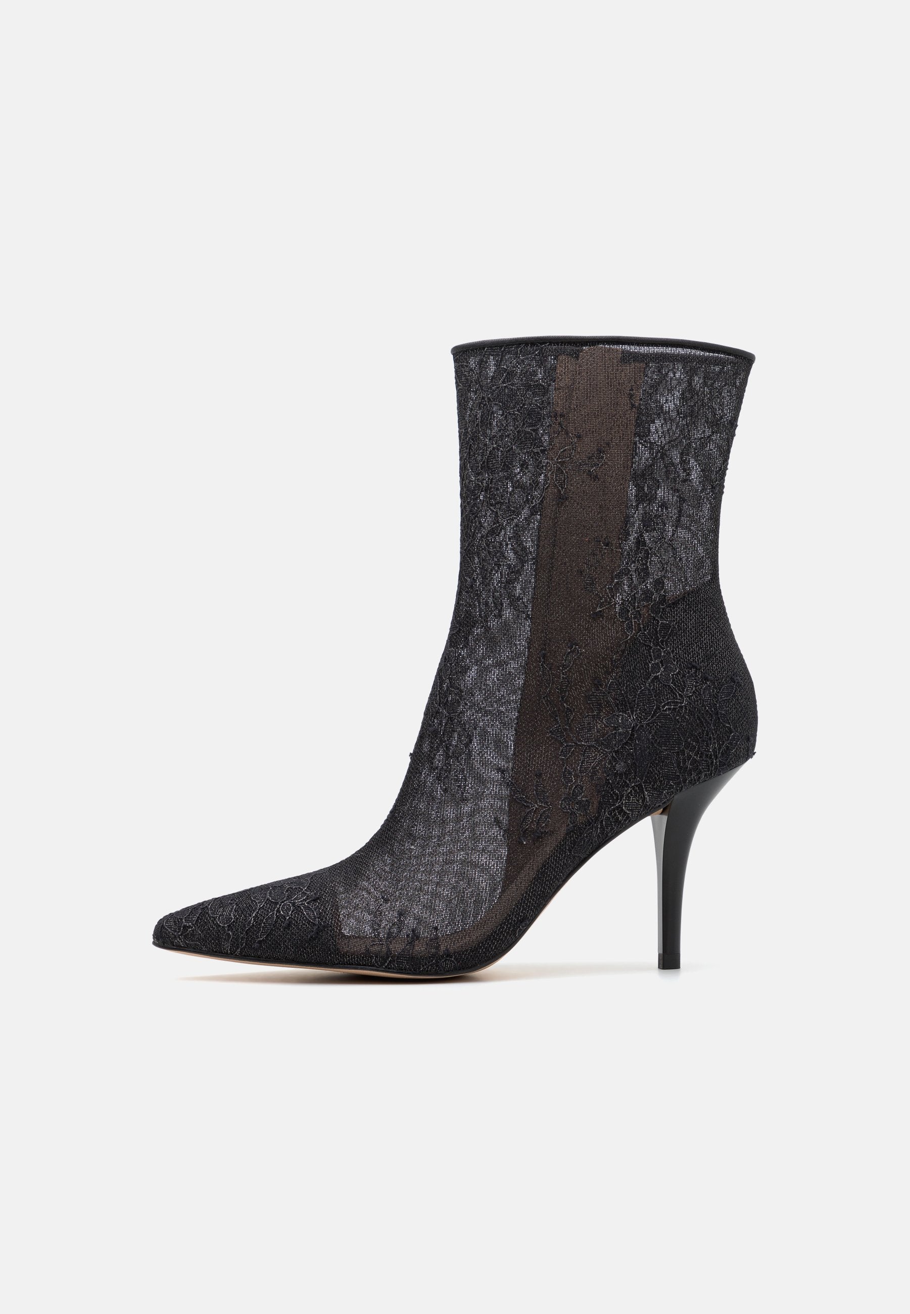 Schwarze Knöchelstiefel mit spitz zulaufender Zehe, versehen mit einem Spitzenüberzug und transparentem Design. Der dünne Stiletto-Absatz unterstreicht die elegante Silhouette.