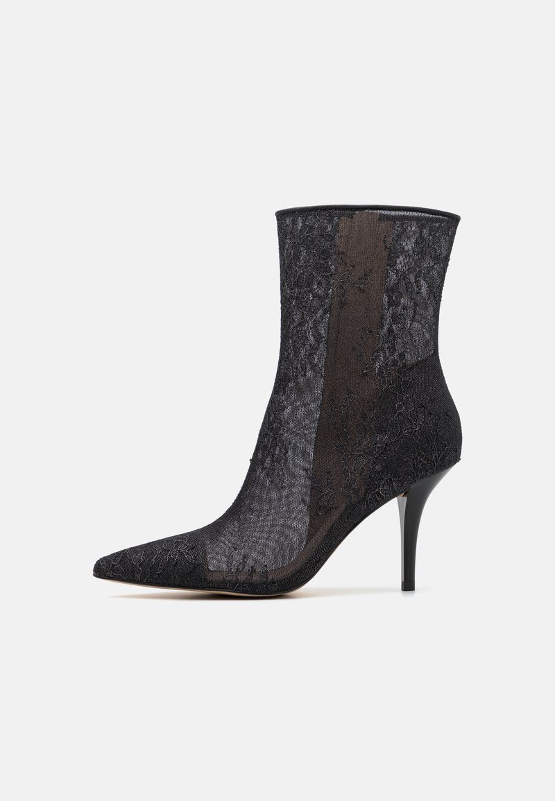 Schwarze Knöchelstiefel mit spitz zulaufender Zehe, versehen mit einem Spitzenüberzug und transparentem Design. Der dünne Stiletto-Absatz unterstreicht die elegante Silhouette.