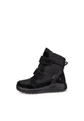 Schwarzer Winterstiefel mit zwei Klettverschlüssen, gepolstertem Obermaterial, robuster Sohle und Gore-Tex-Label für wasserdichten Schutz.
