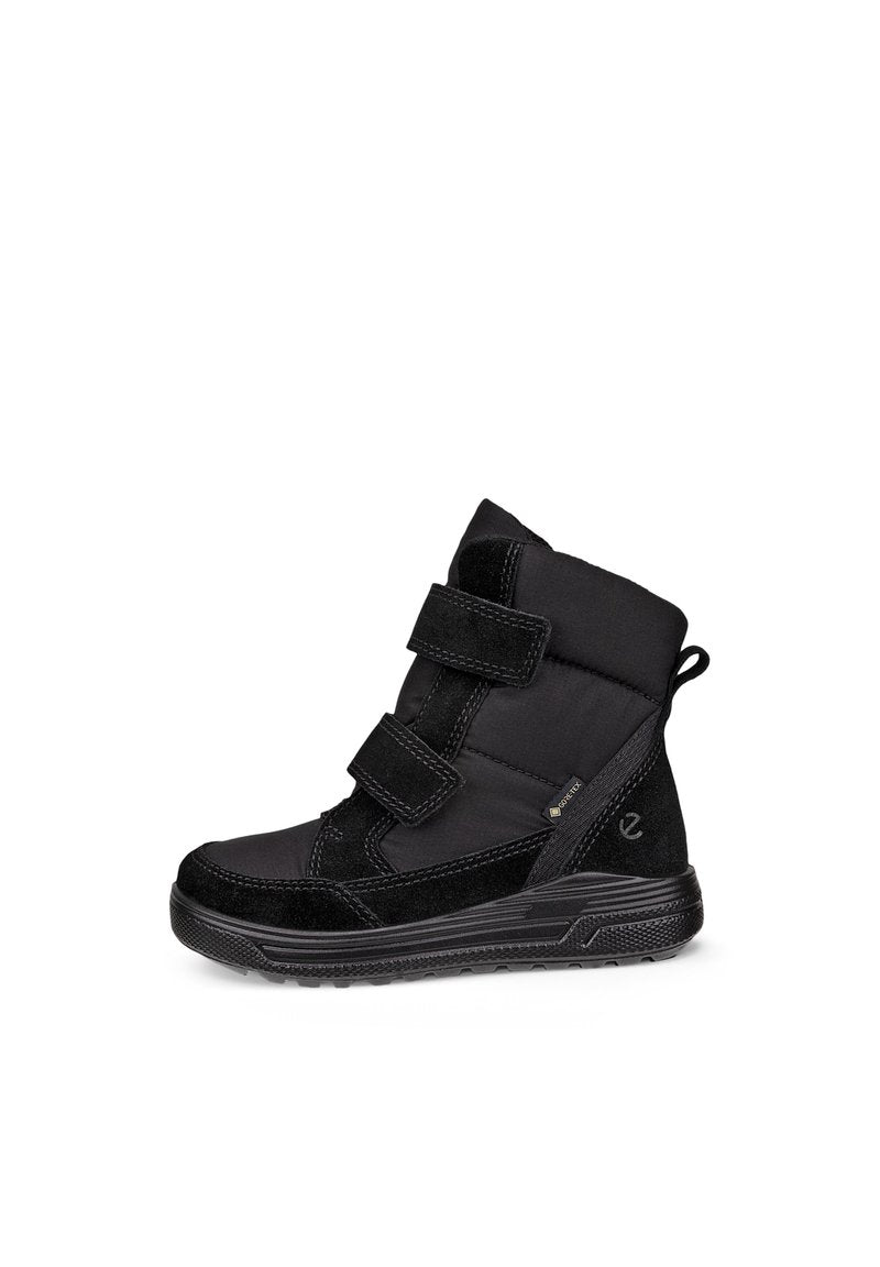 Schwarzer Winterstiefel mit zwei Klettverschlüssen, gepolstertem Obermaterial, robuster Sohle und Gore-Tex-Label für wasserdichten Schutz.
