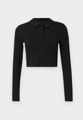 Schwarzes Langarm-Polohemd im cropped Design, mit einem kragenähnlichen Hals, drei Knöpfen und weichem Rippstrick. Keine Muster oder Akzente.
