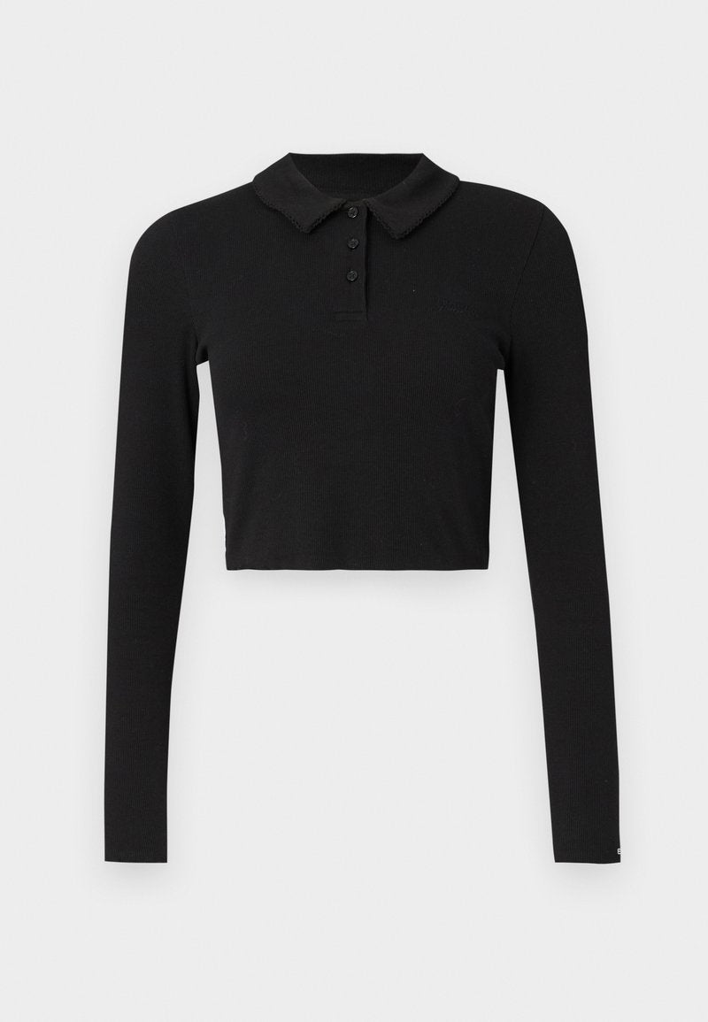 Schwarzes Langarm-Polohemd im cropped Design, mit einem kragenähnlichen Hals, drei Knöpfen und weichem Rippstrick. Keine Muster oder Akzente.