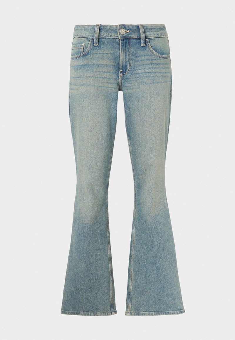 Hellblaue ausgestellte Jeans aus Denim mit verwaschenem Finish, fünf Taschen und einem Reißverschluss mit Knopfverschluss.