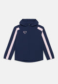 Marineblaue Kapuzenjacke mit pinken Streifen entlang der Ärmel und einem kleinen Emblem auf der linken Brust, Front-Reißverschluss.