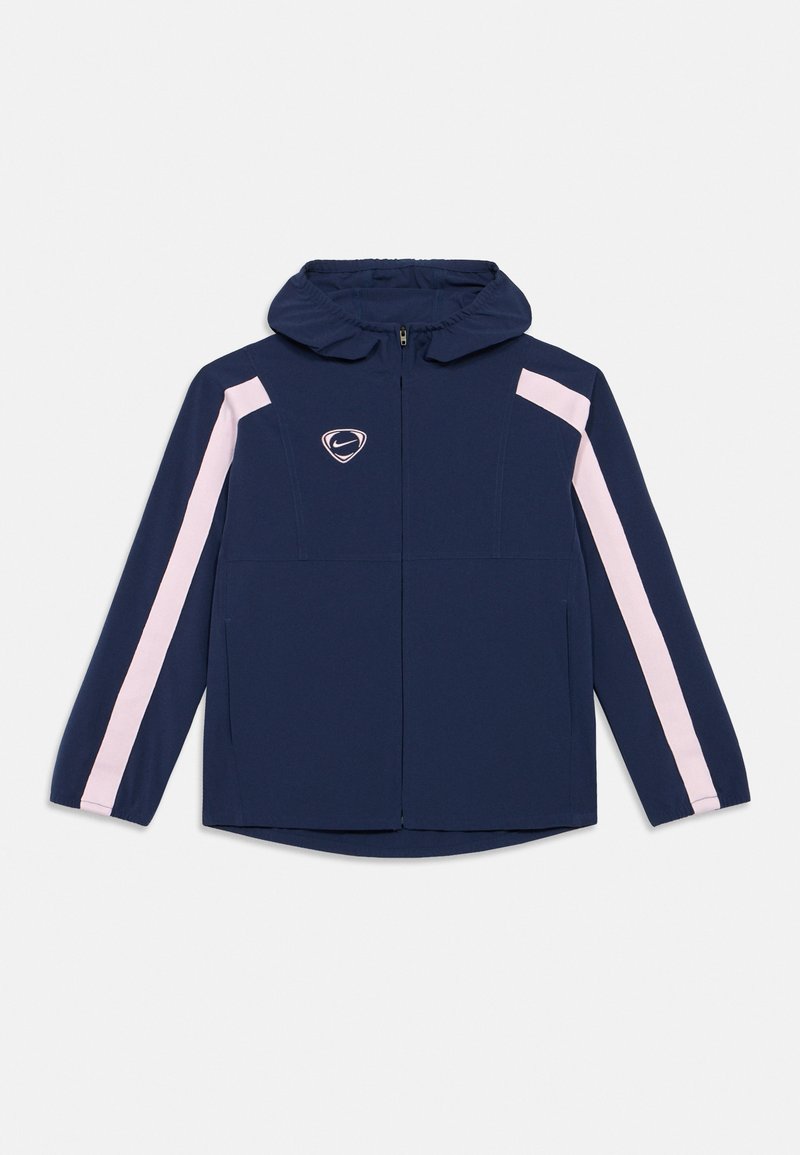 Marineblaue Kapuzenjacke mit pinken Streifen entlang der Ärmel und einem kleinen Emblem auf der linken Brust, Front-Reißverschluss.