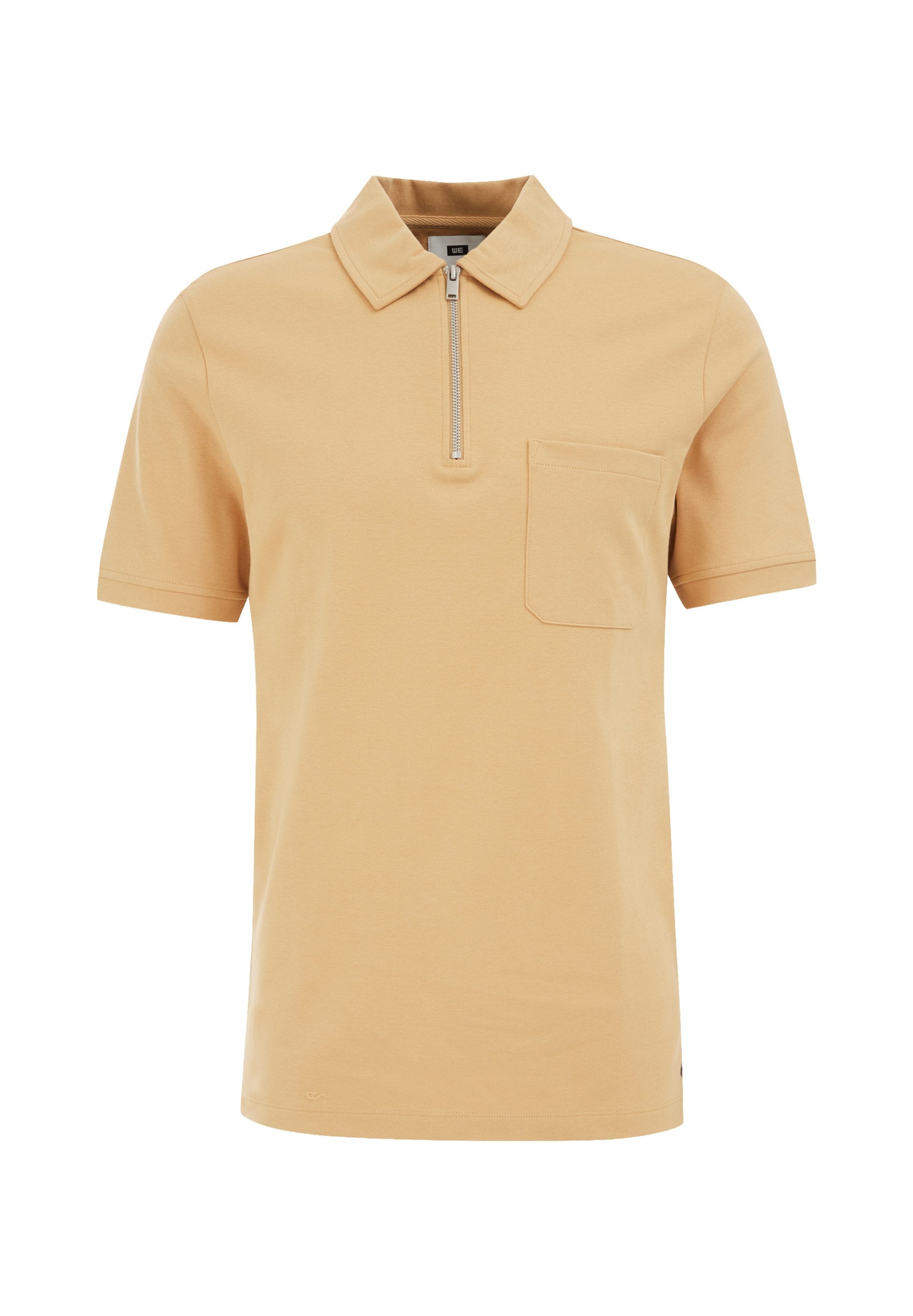 Polohemd in hellem Beige mit einem Reißverschlusskragen und kurzen Ärmeln. Verfügt über eine Brusttasche auf der linken Seite und eine glatte Baumwolltextur.