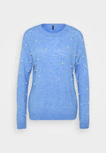 Helles blaues Strickpullover mit Rundhalsausschnitt, langen Ärmeln und dekorativen Kunstperlen, die gleichmäßig über die Vorderseite und die Ärmel verteilt sind.