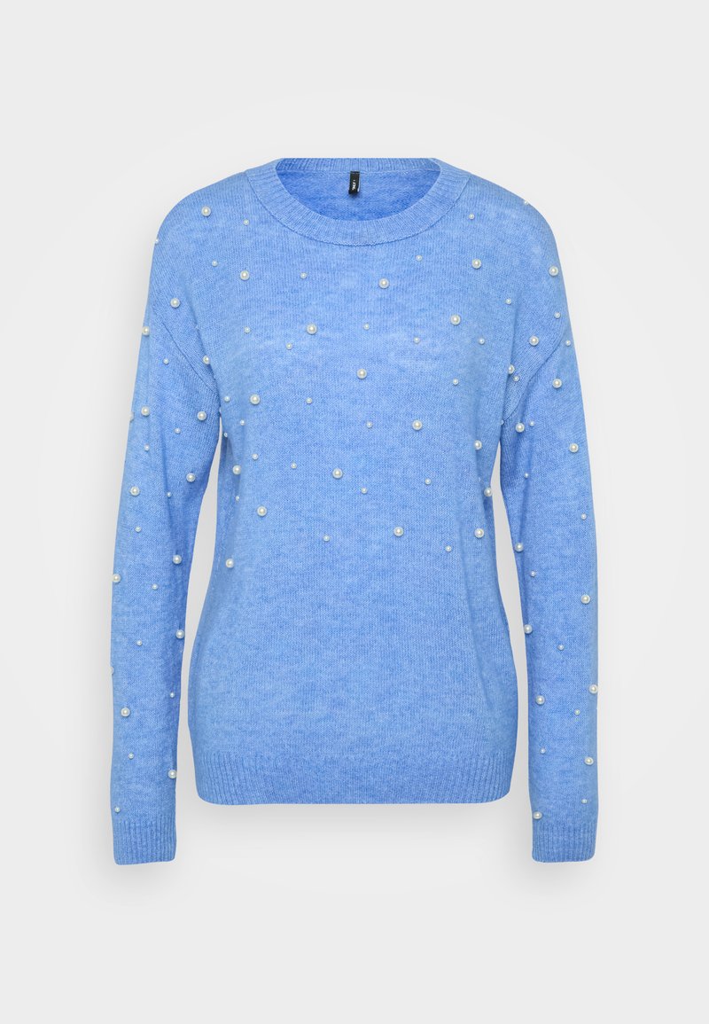 Helles blaues Strickpullover mit Rundhalsausschnitt, langen Ärmeln und dekorativen Kunstperlen, die gleichmäßig über die Vorderseite und die Ärmel verteilt sind.