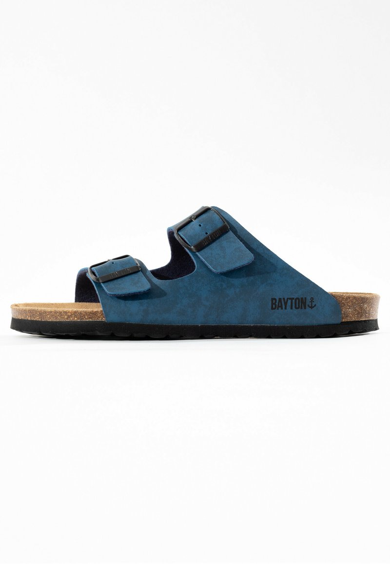 Blaue Wildleder-Sandale mit zwei verstellbaren Schnallen, konturiertem Korkfußbett und schwarzer Gummisohle. Mit "BAYTON"-Markierung.